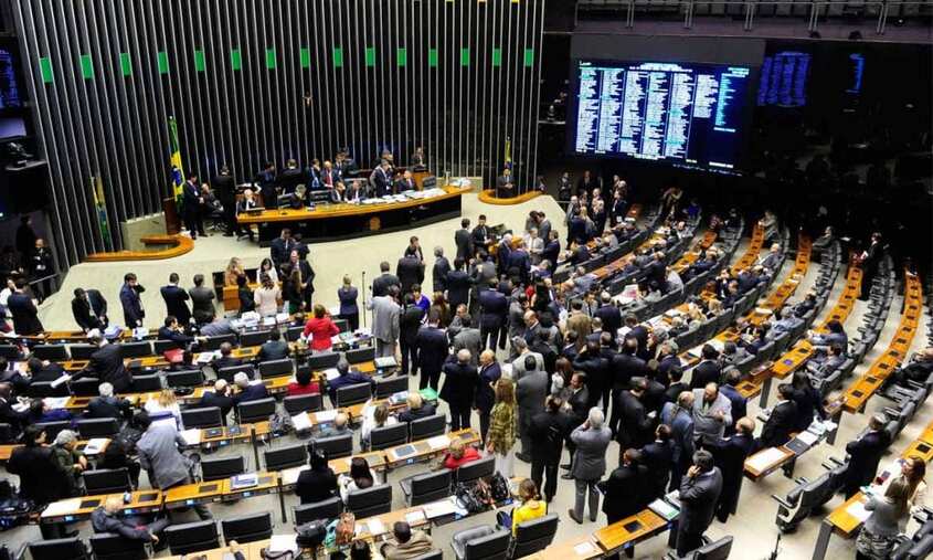 Janela leva pelo menos 114 deputados a trocar de partido para eleição